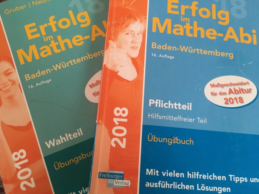Meine zwei Mathe-Bücher fürs externe Abitur.